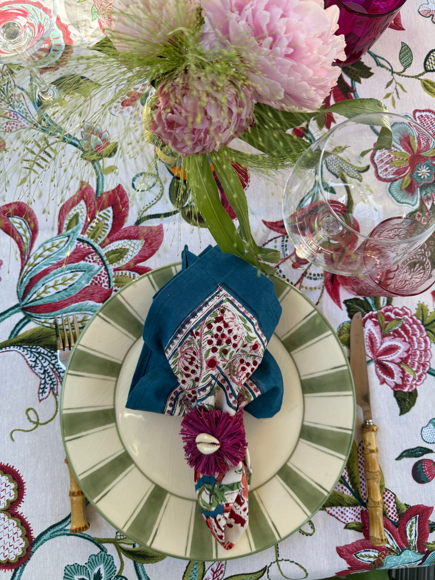 Katoenen servetten blockprint bloemenmotief fuchsia oranje met diep blauwe rand
