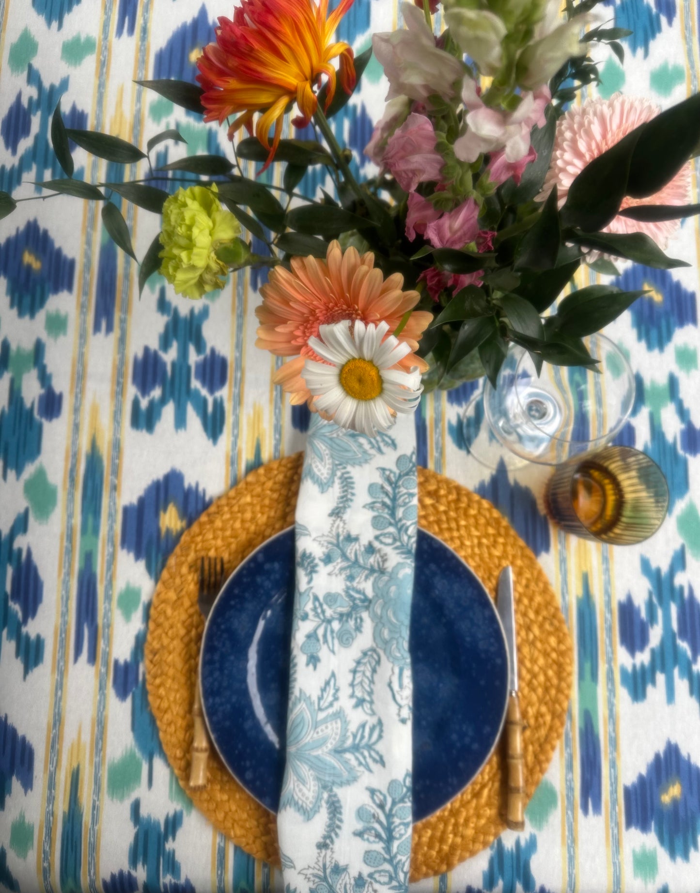 Waterafstotend tafelkleed kleurrijk ikat patroon blauw, groen en geel