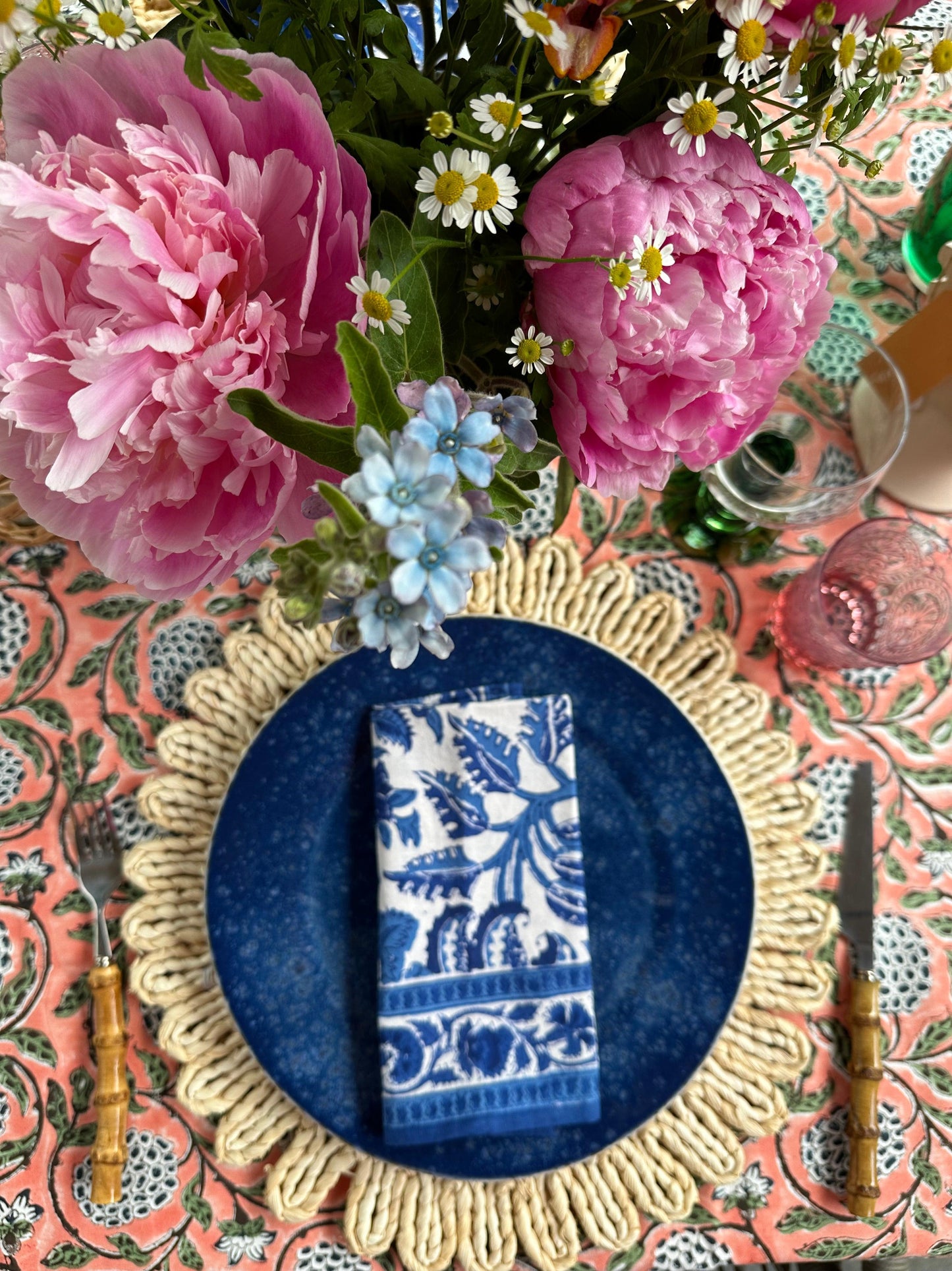 Katoenen servetten blockprint wit met blauwe bloemmotieven - Frank Styling