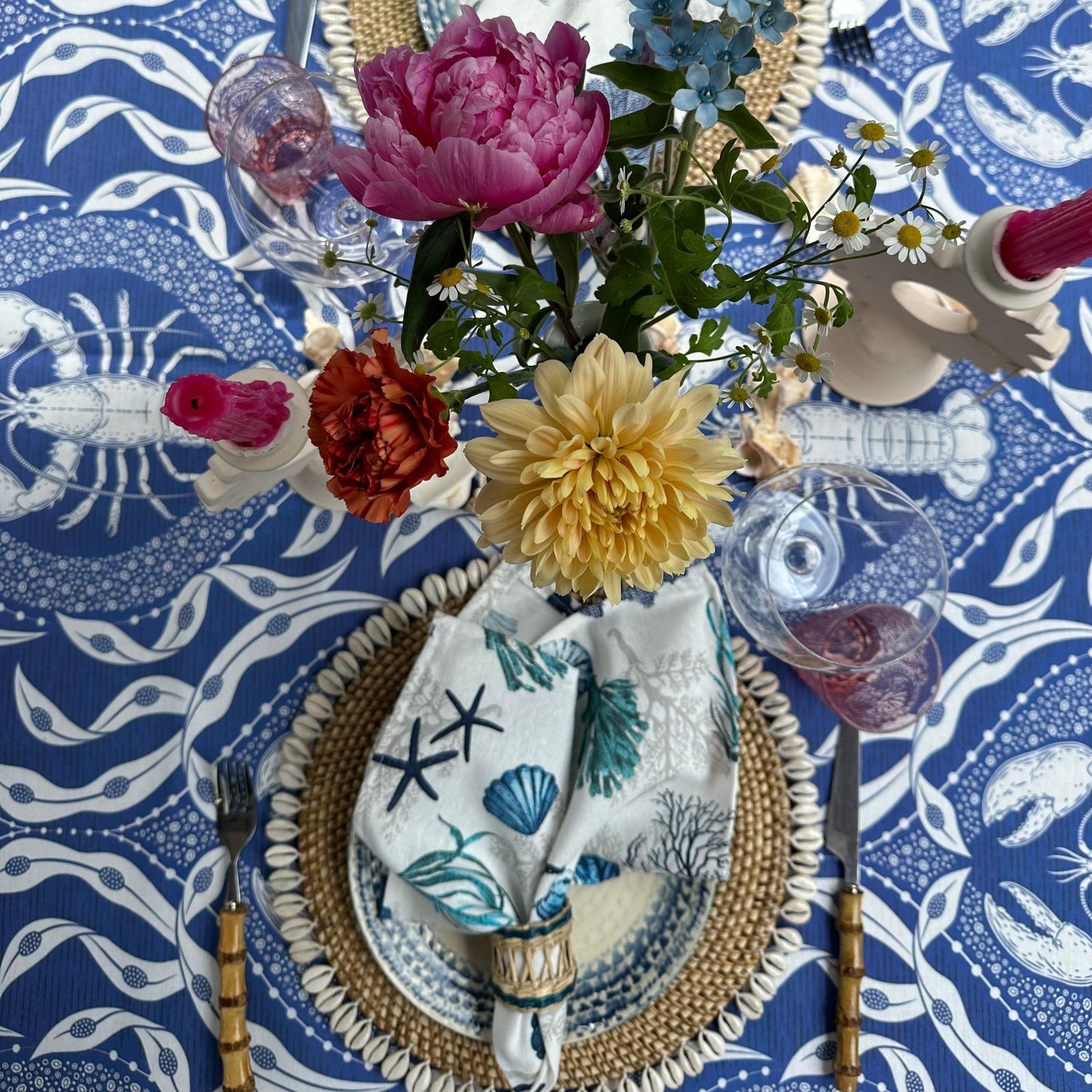 Waterafstotend tafelkleed kreeftenprint blauw met wit - Frank Styling