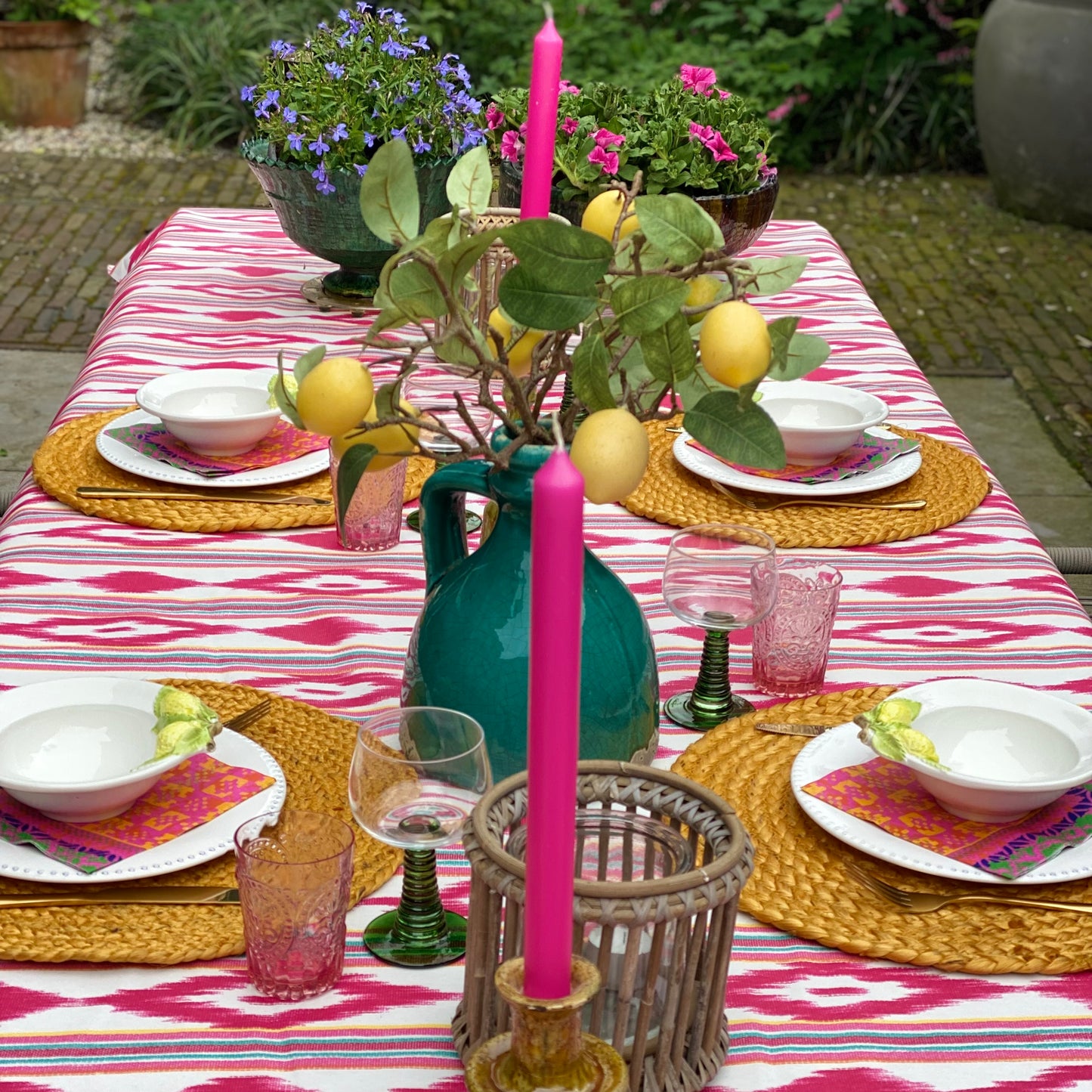 Waterafstotend tafelkleed fuchsia roze ikat met aqua en gele streep
