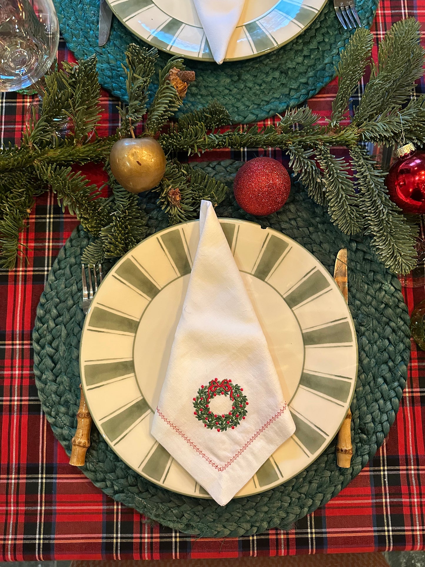 Wit servet met geborduurde kerstkrans