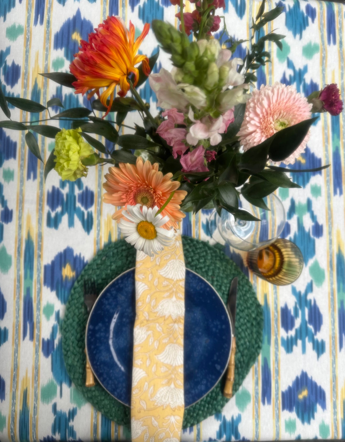Waterafstotend tafelkleed kleurrijk ikat patroon blauw, groen en geel