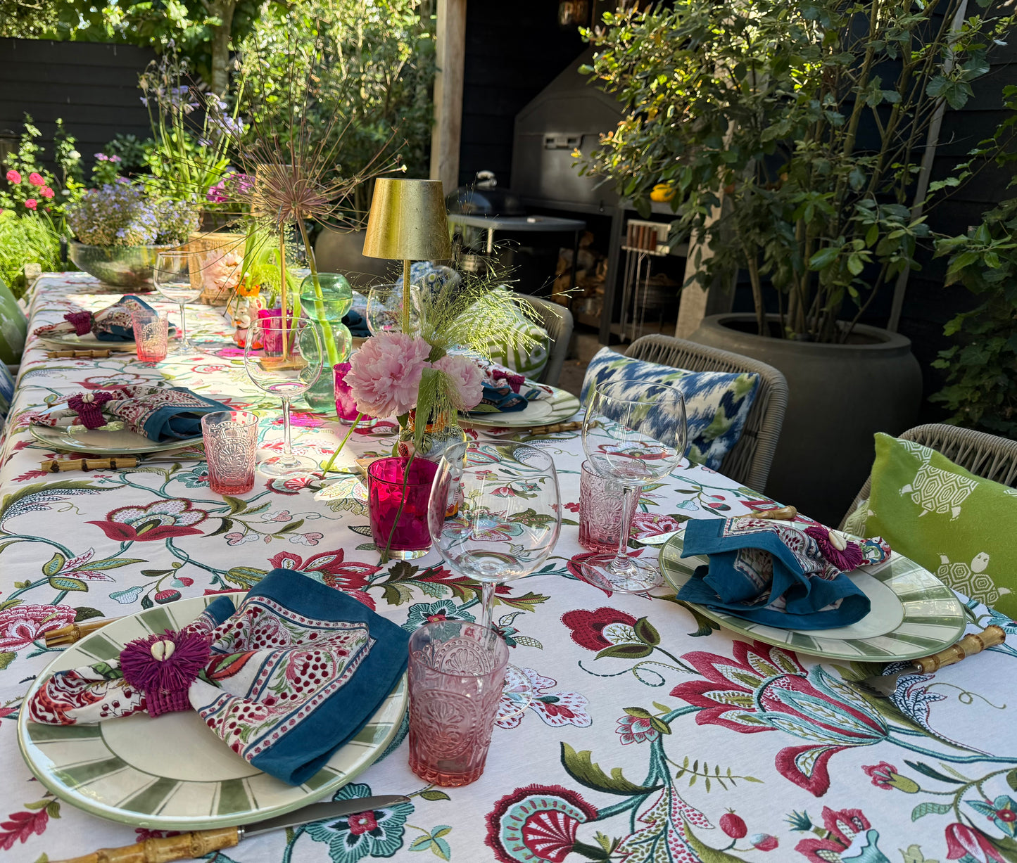 Katoenen servetten blockprint bloemenmotief fuchsia oranje met diep blauwe rand