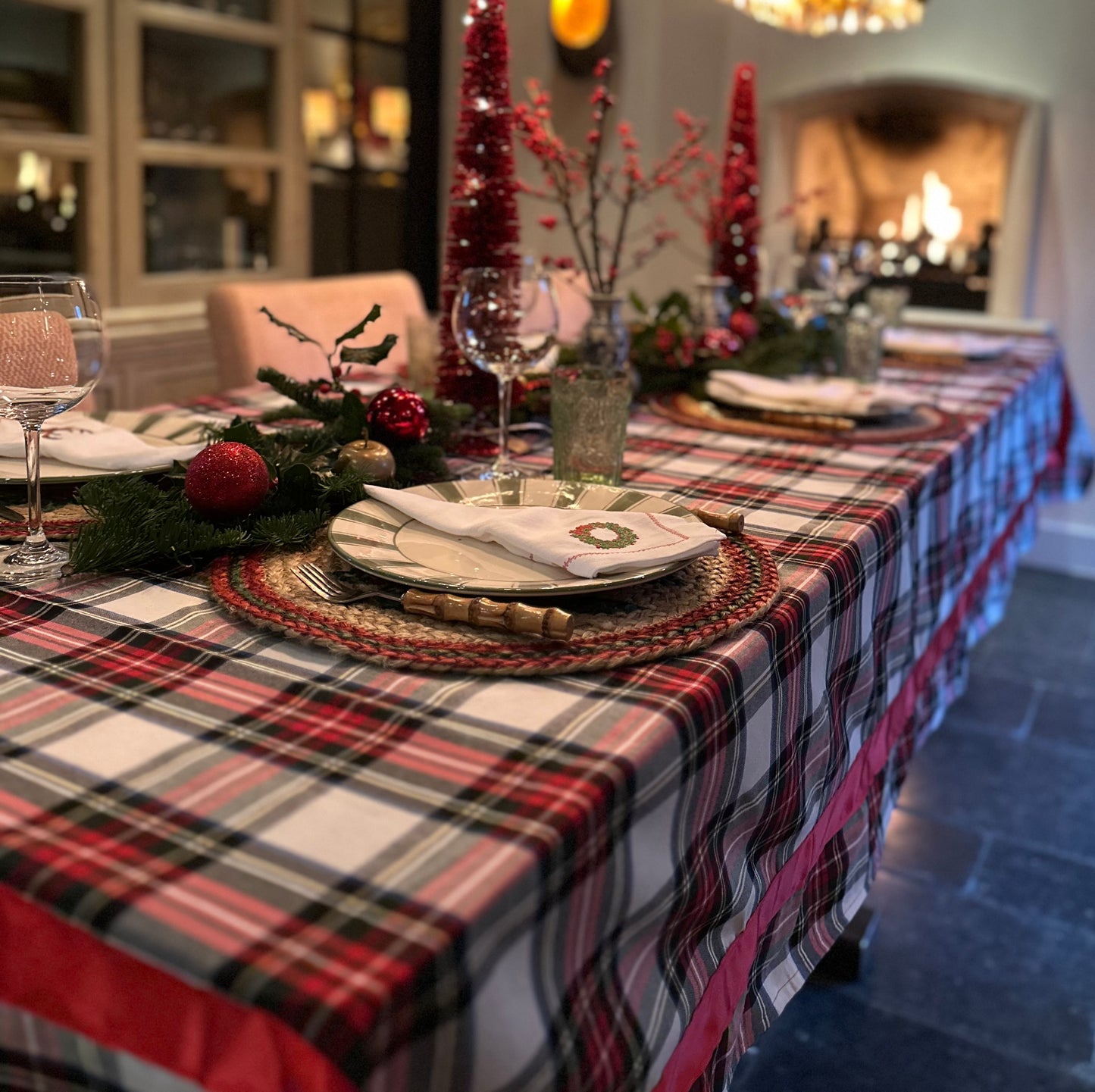 Tafelkleed wit met kerstruit en rode bies
