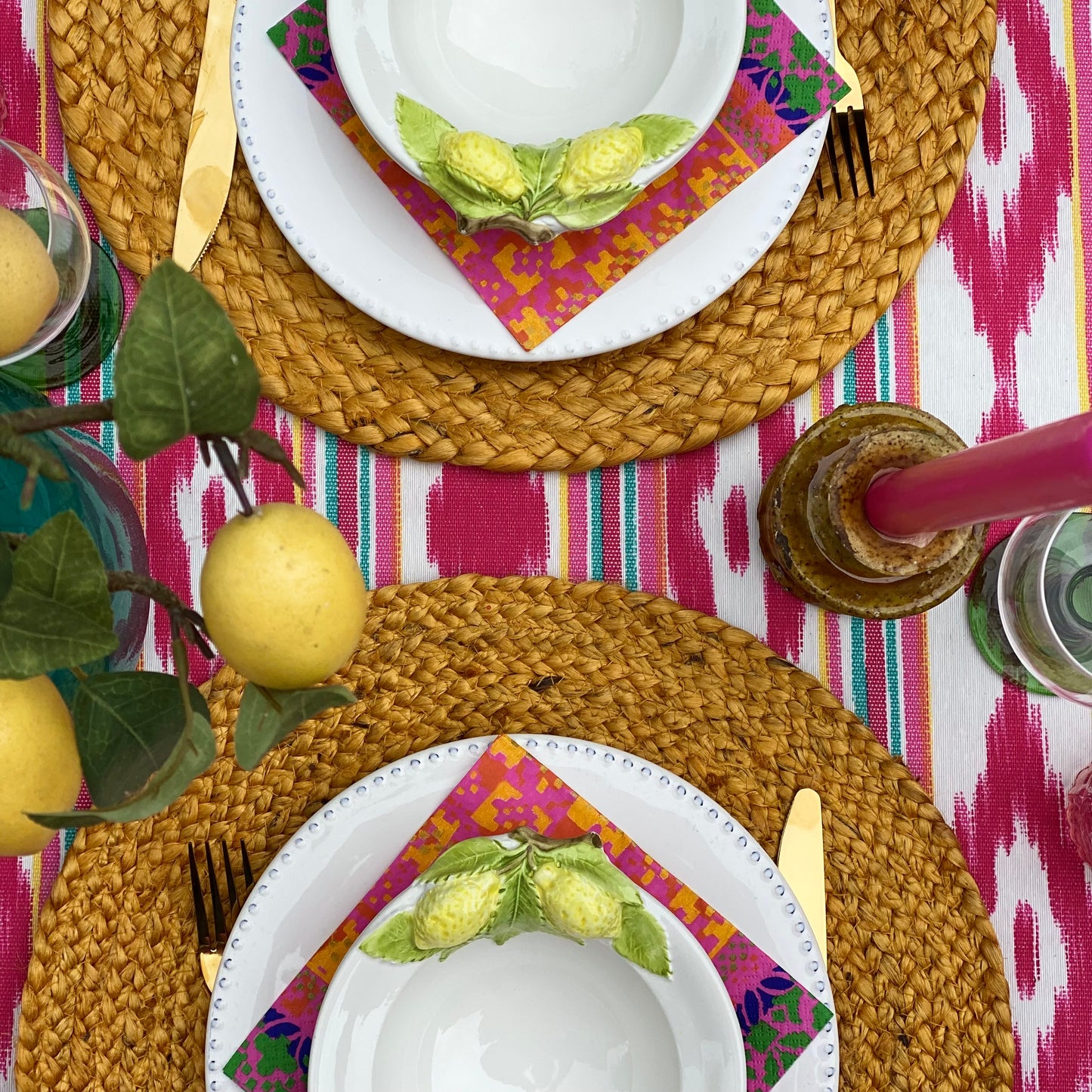 Waterafstotend tafelkleed fuchsia roze ikat met aqua en gele streep