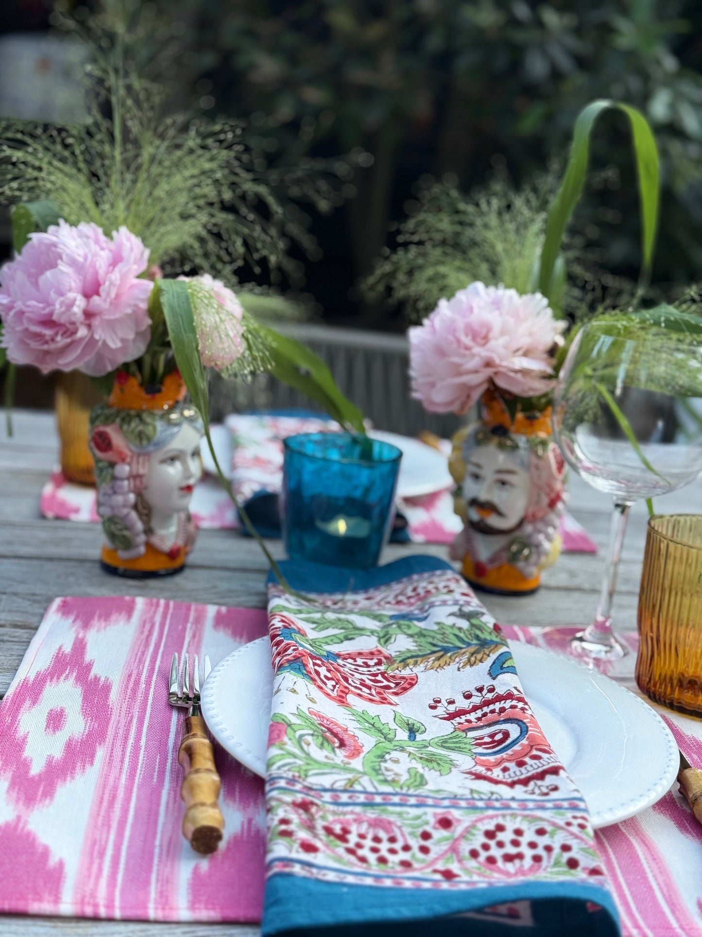 Katoenen servetten blockprint bloemenmotief fuchsia oranje met diep blauwe rand