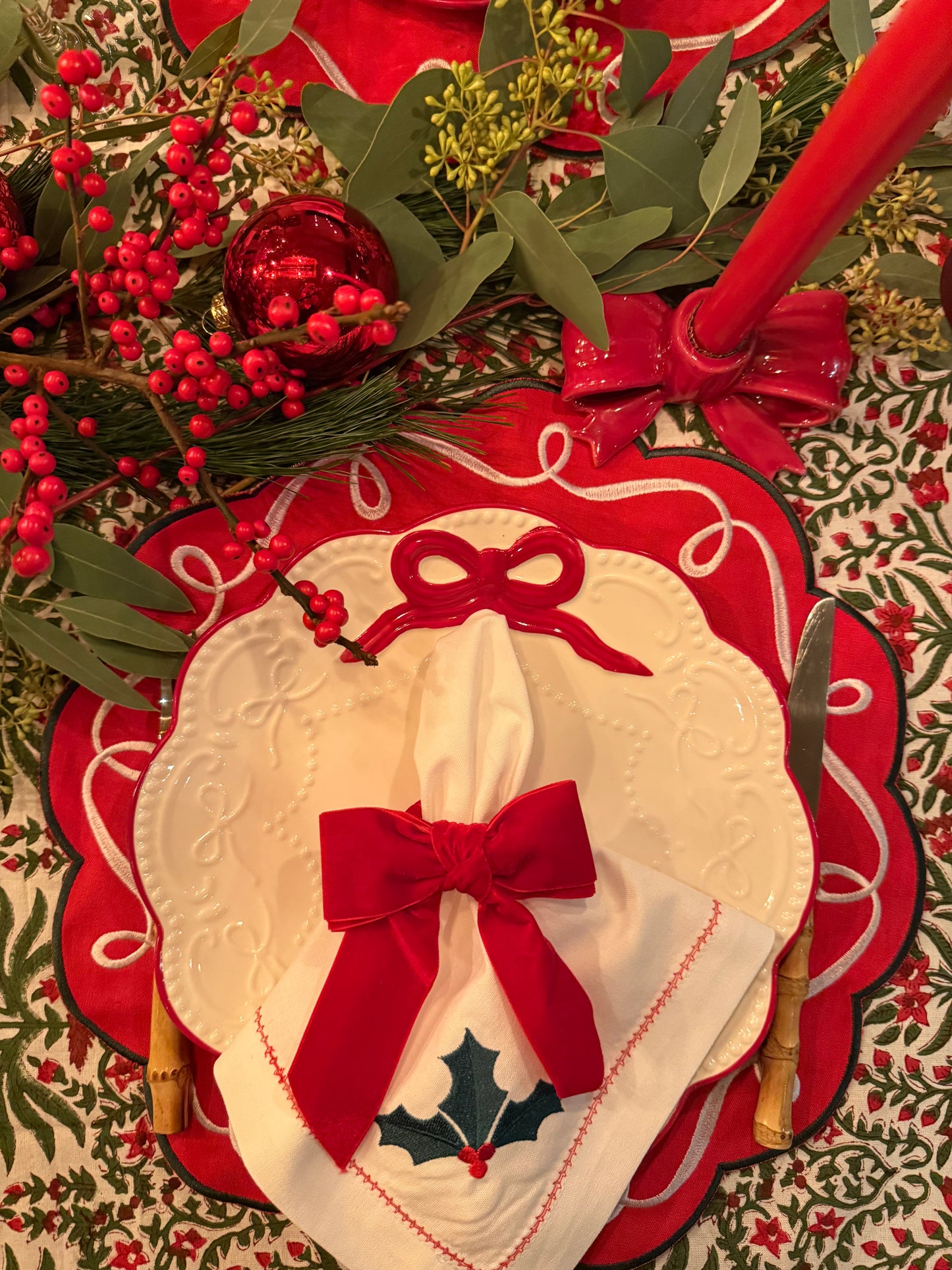 Witte kerstservetten (set van 2) met geborduurde hulstblaadjes