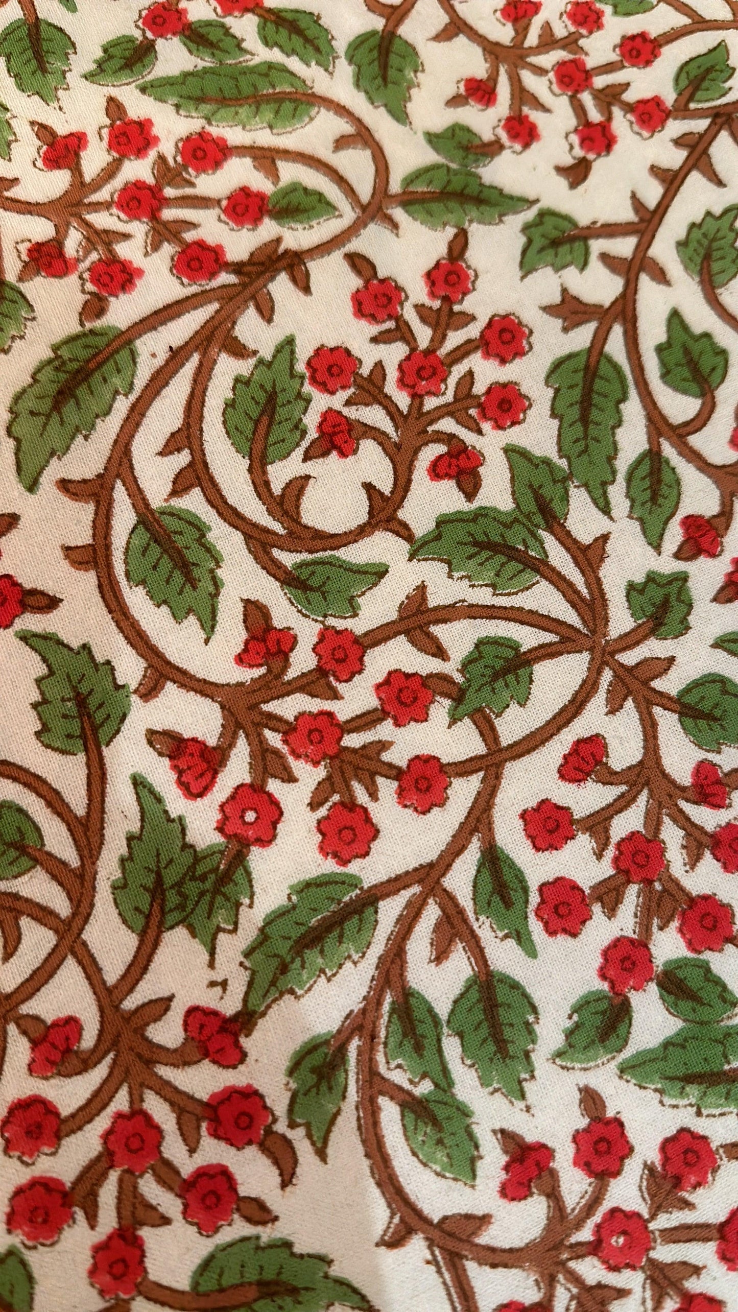 Tafelkleed Indiase blockprint serene wit met groene takjes en rode bloemetjes - Frank Styling