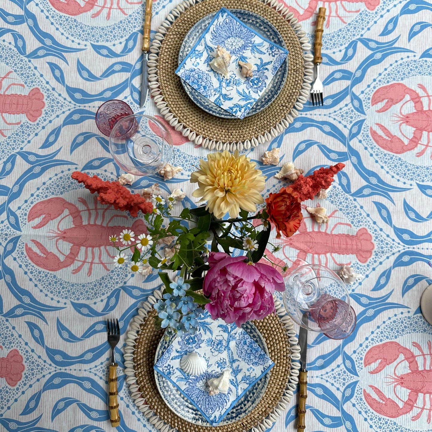 Waterafstotend tafelkleed kreeftenprint blauw met roze - Frank Styling