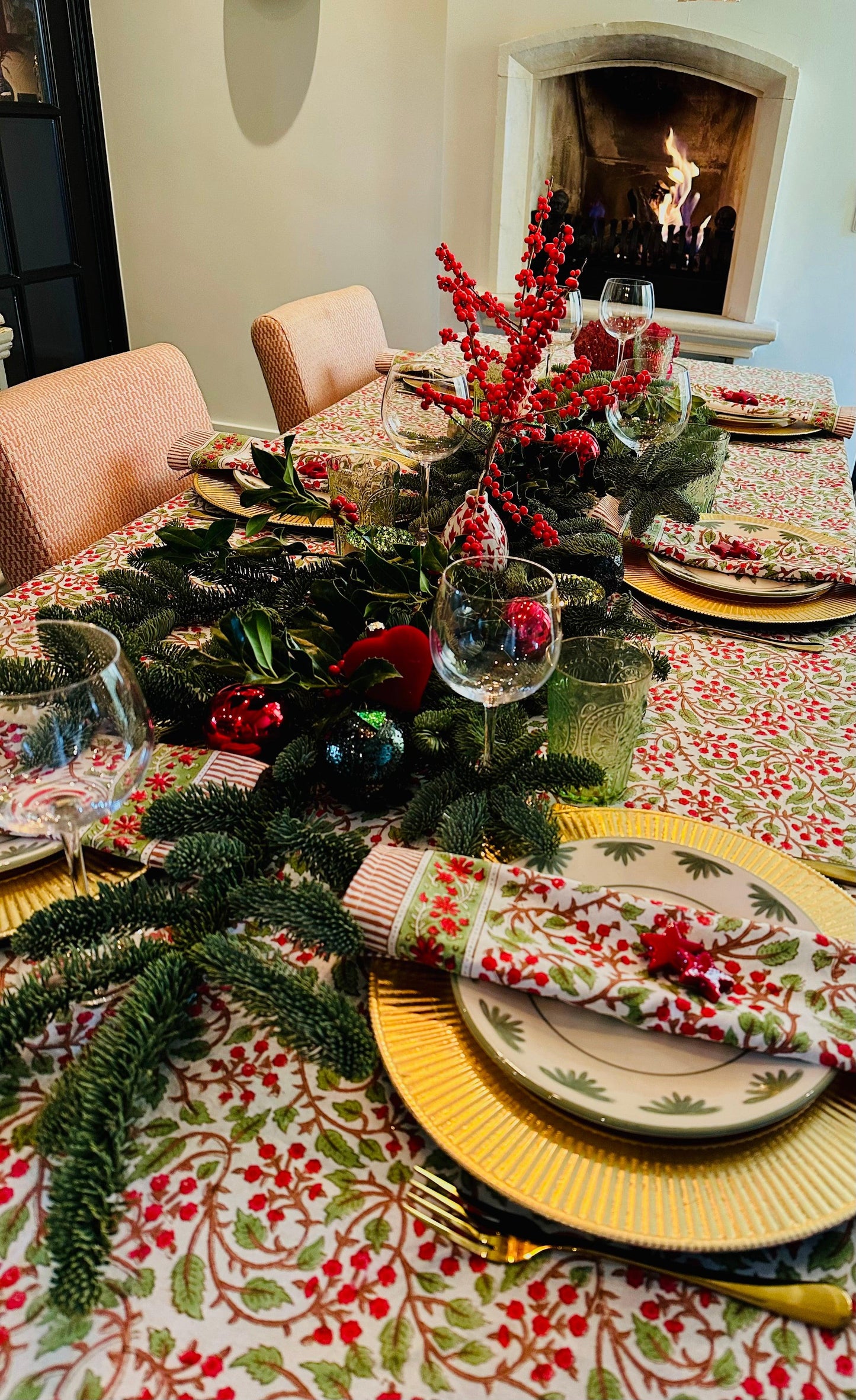 Tafelkleed Indiase blockprint serene wit met groene takjes en rode bloemetjes - Frank Styling