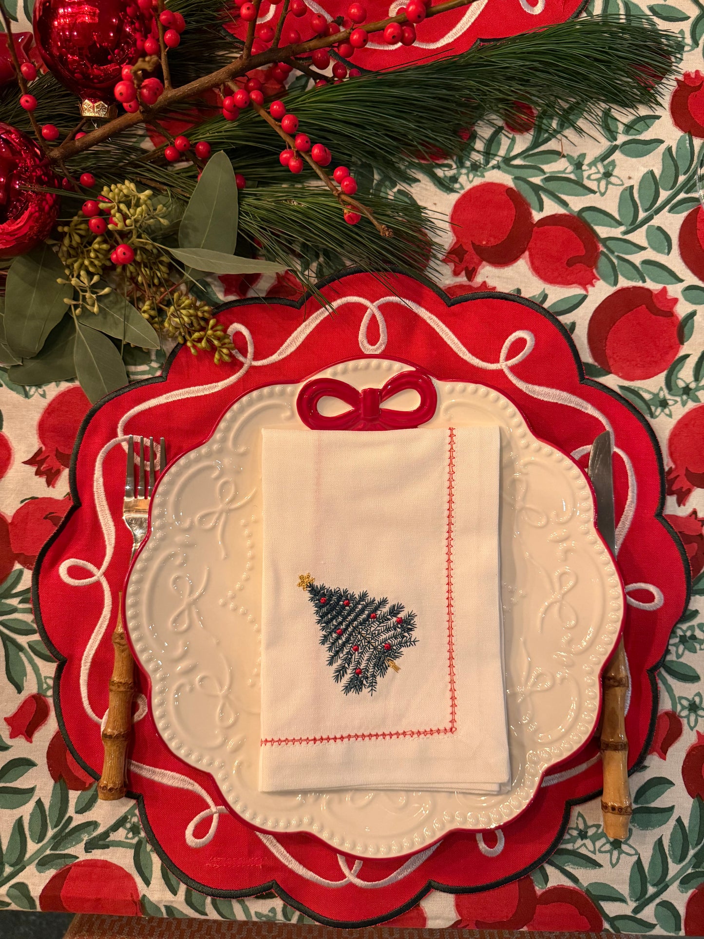 Witte kerstservetten (set van 2) met geborduurde kerstboom