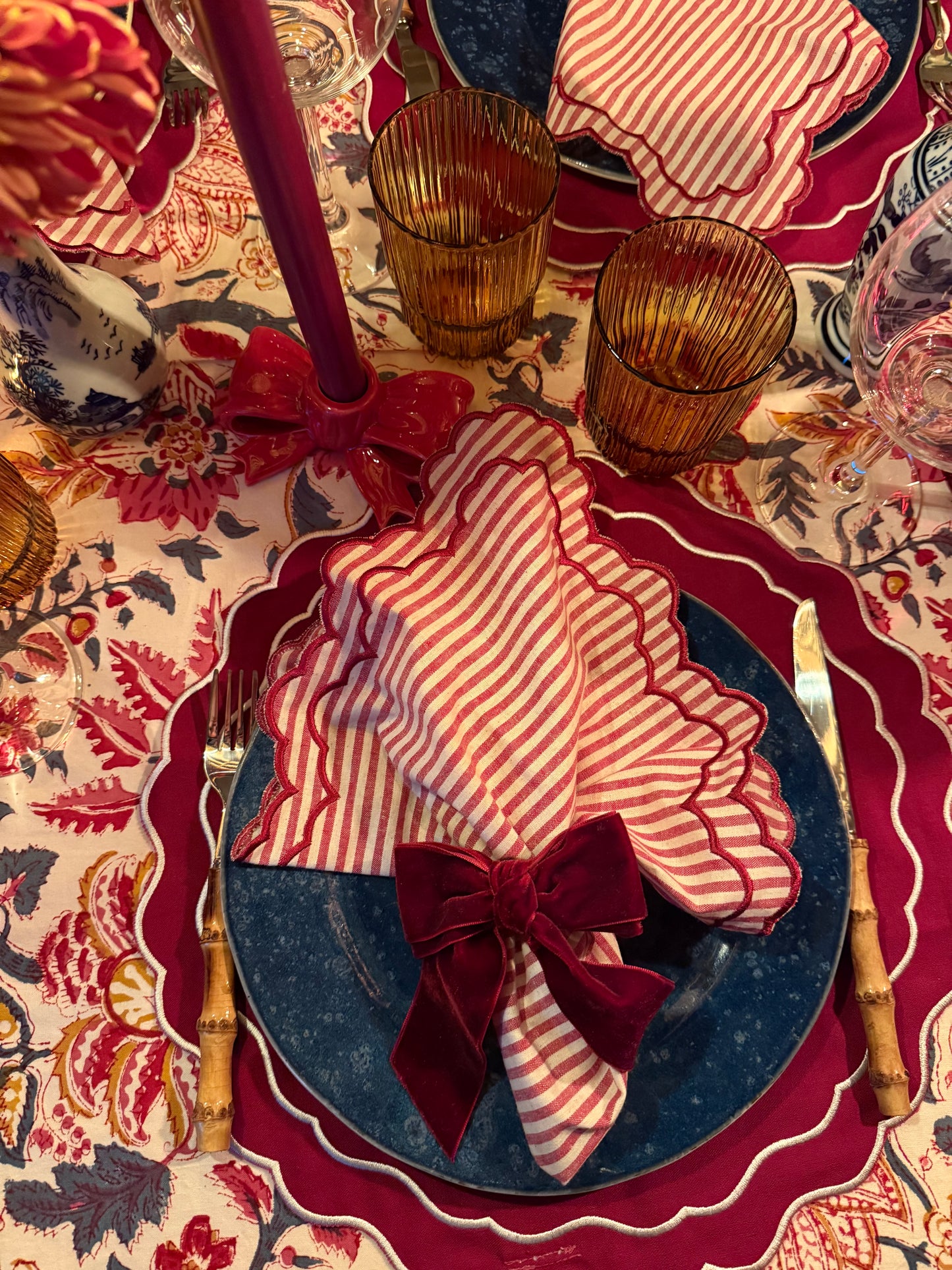 Tafelkleed Indiase blockprint met oud blauw en bordeaux bloemen