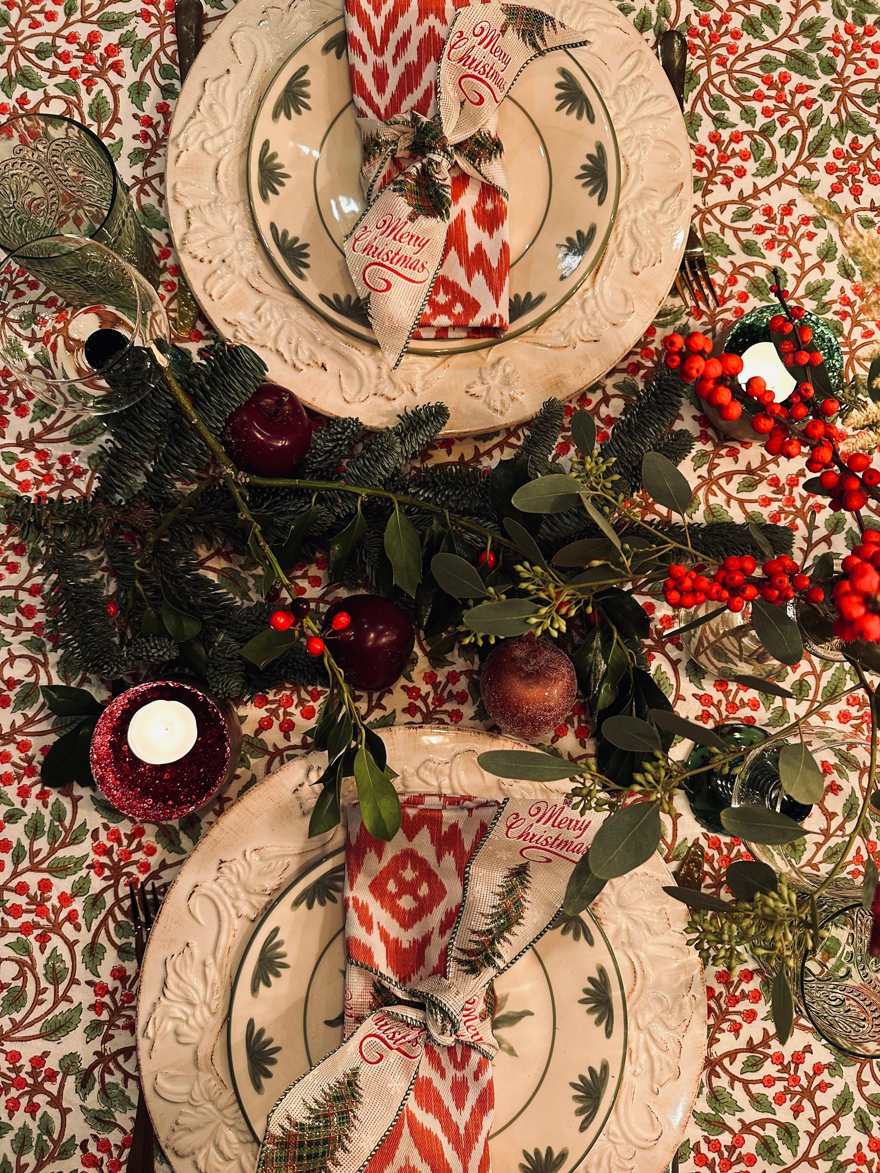 Tafelkleed Indiase blockprint serene wit met groene takjes en rode bloemetjes - Frank Styling