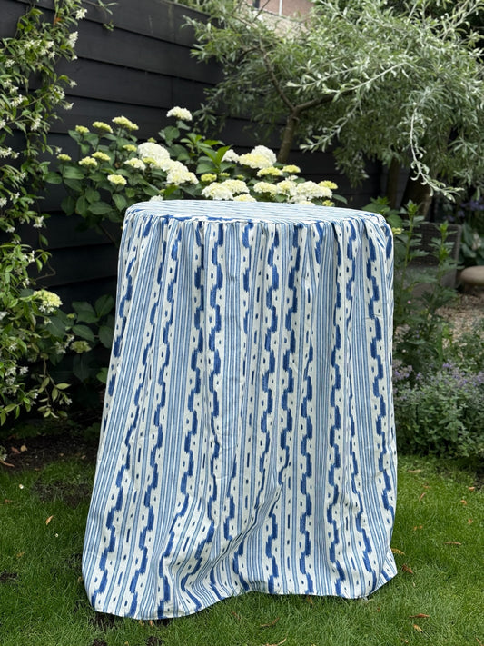 Statafelrok blauw met witte verticale strepen met abstract patroon