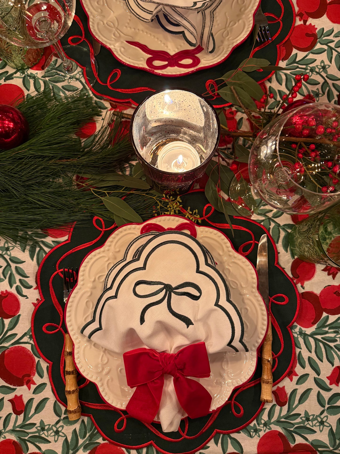 Placemats (2 stuks) diep groen met rode krulrand