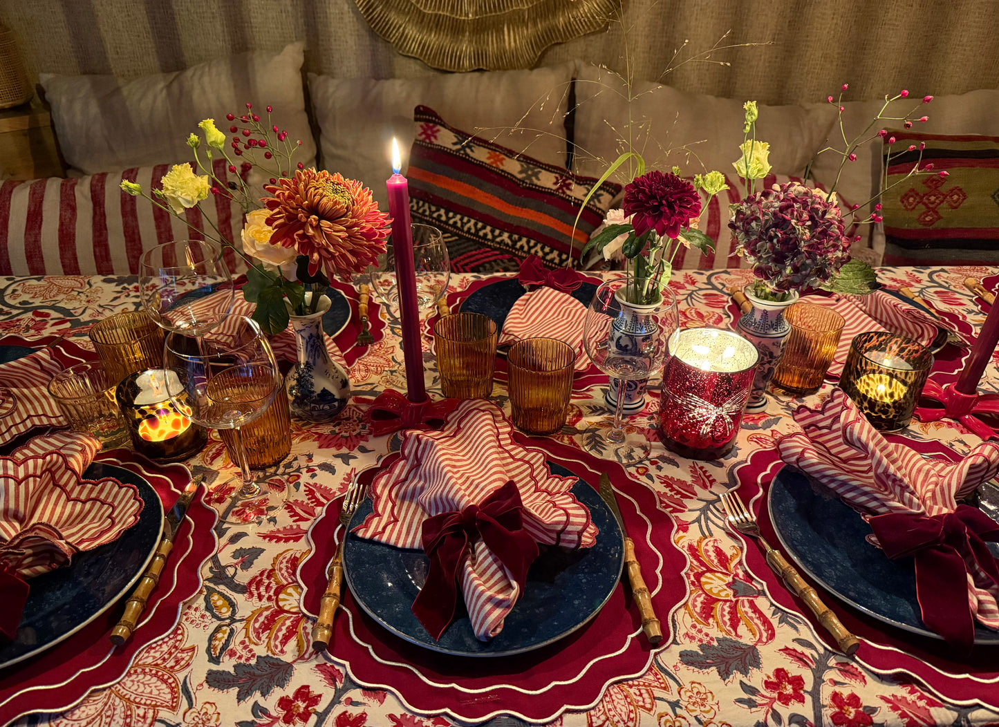 Tafelkleed Indiase blockprint met oud blauw en bordeaux bloemen