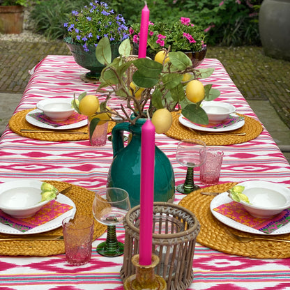 Waterafstotend tafelkleed fuchsia roze ikat met aqua en gele streep