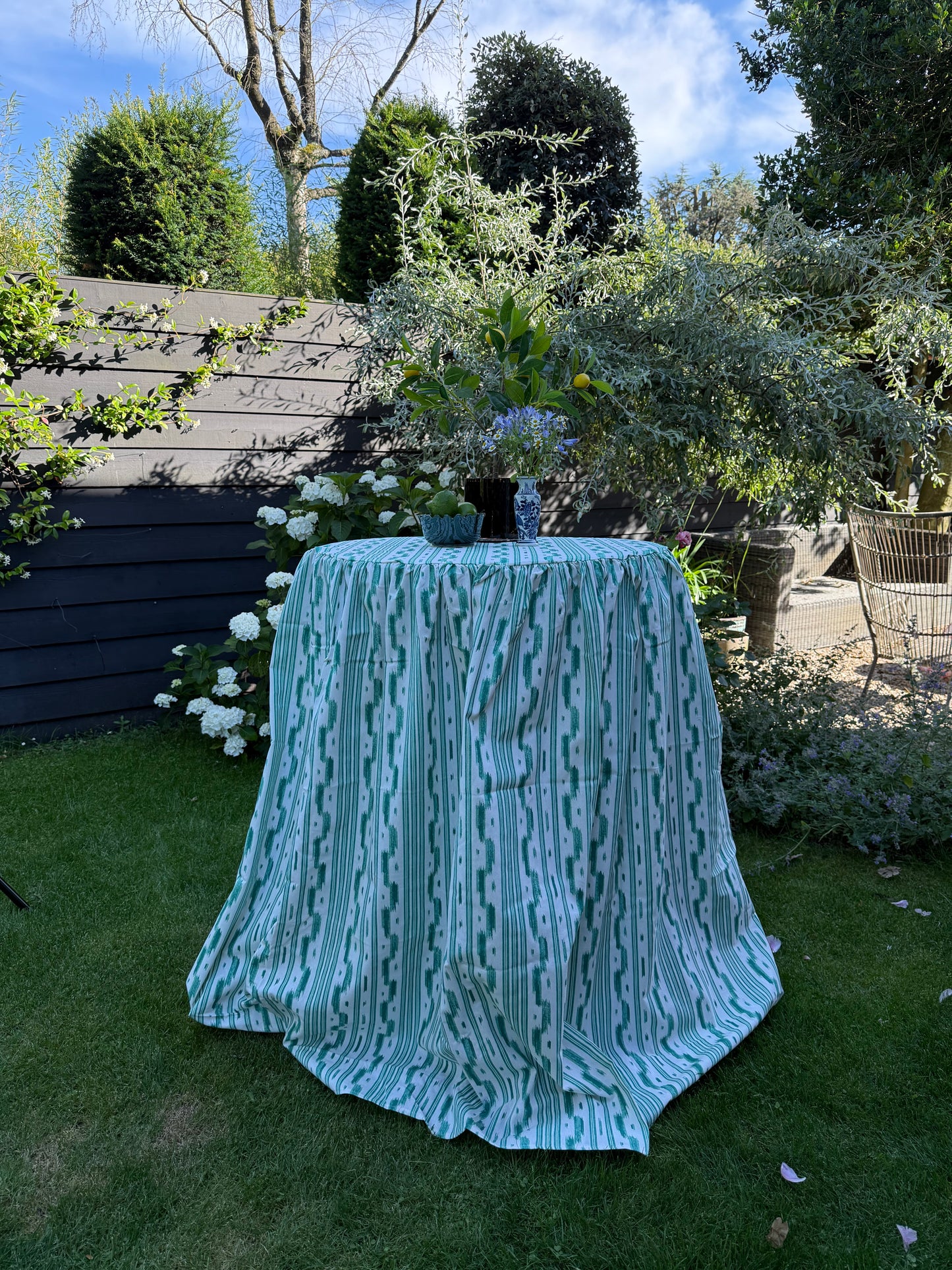 Statafelrok aqua groen met witte verticale strepen met abstract patroon
