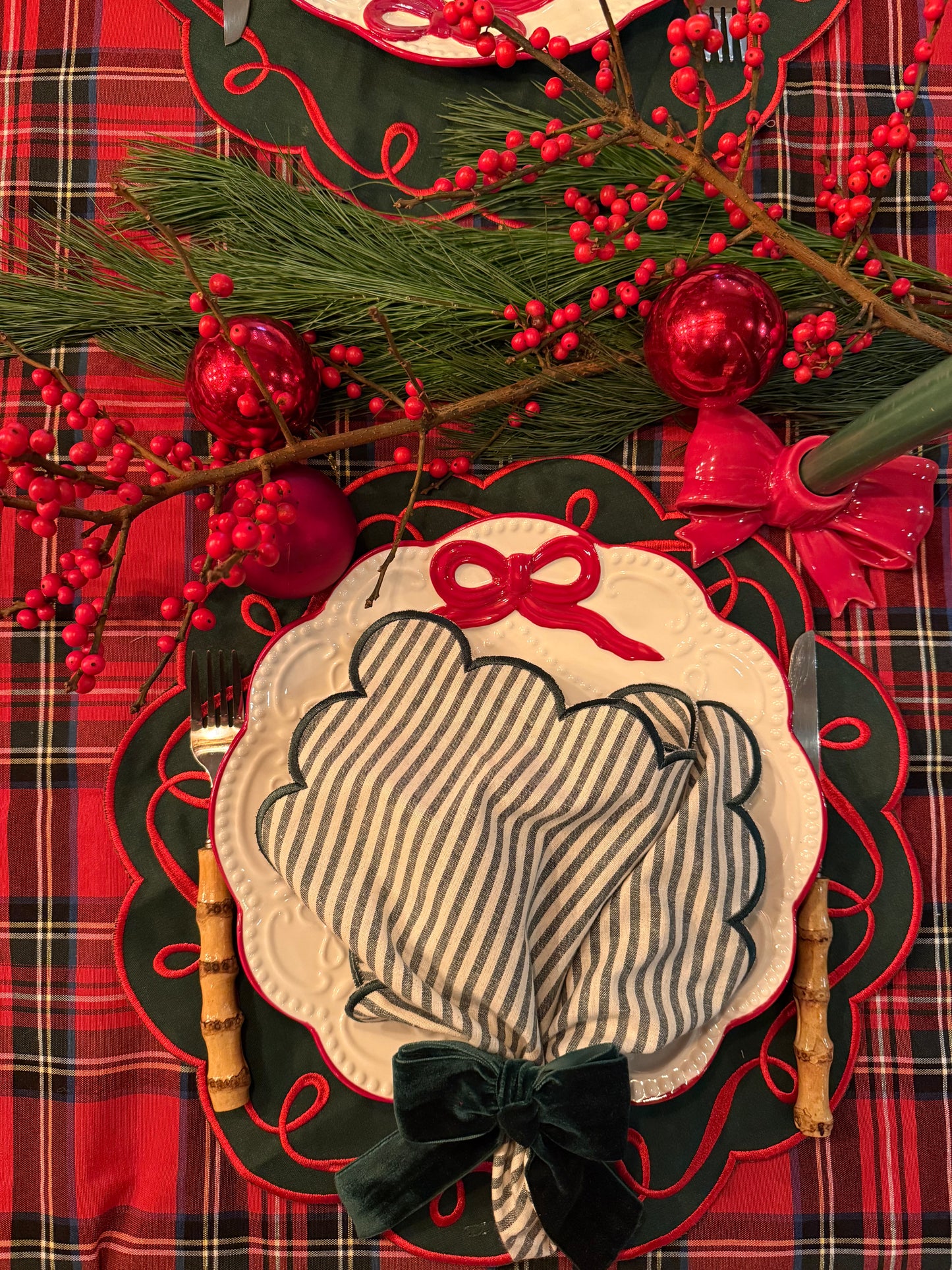 Katoenen servetten (2 stuks) groen wit gestreept met geborduurde groene rand