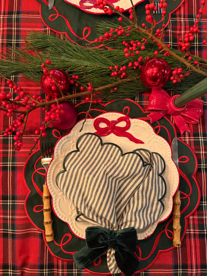 Katoenen servetten (2 stuks) groen wit gestreept met geborduurde groene rand