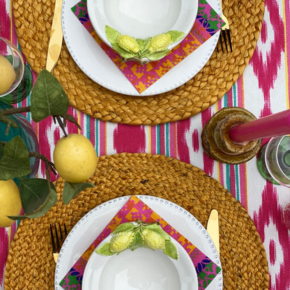 Waterafstotend tafelkleed fuchsia roze ikat met aqua en gele streep