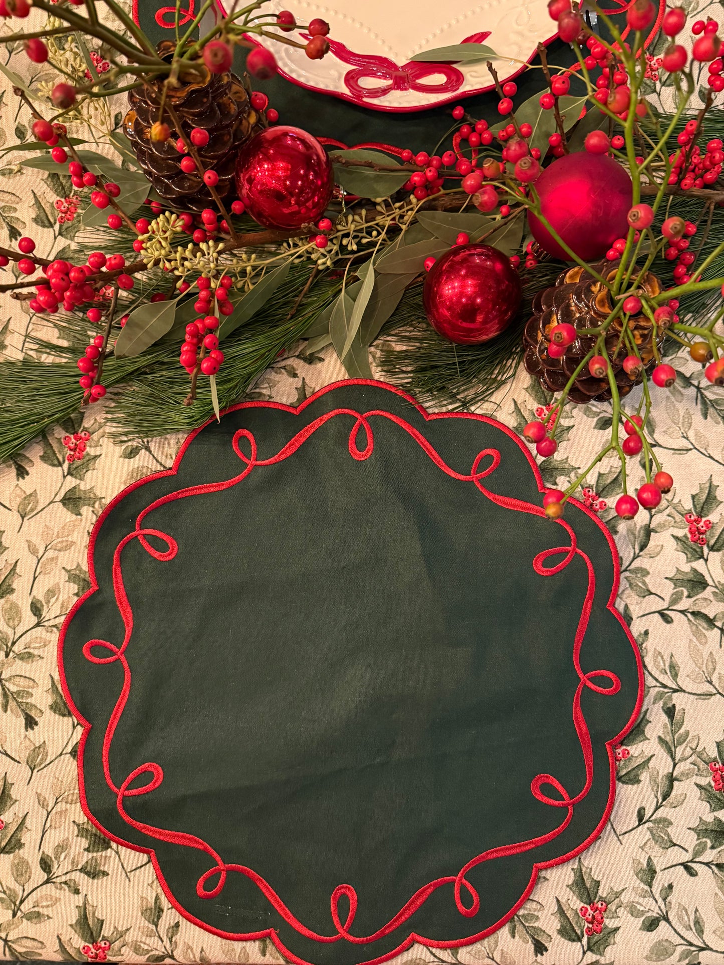 Placemats (2 stuks) diep groen met rode krulrand