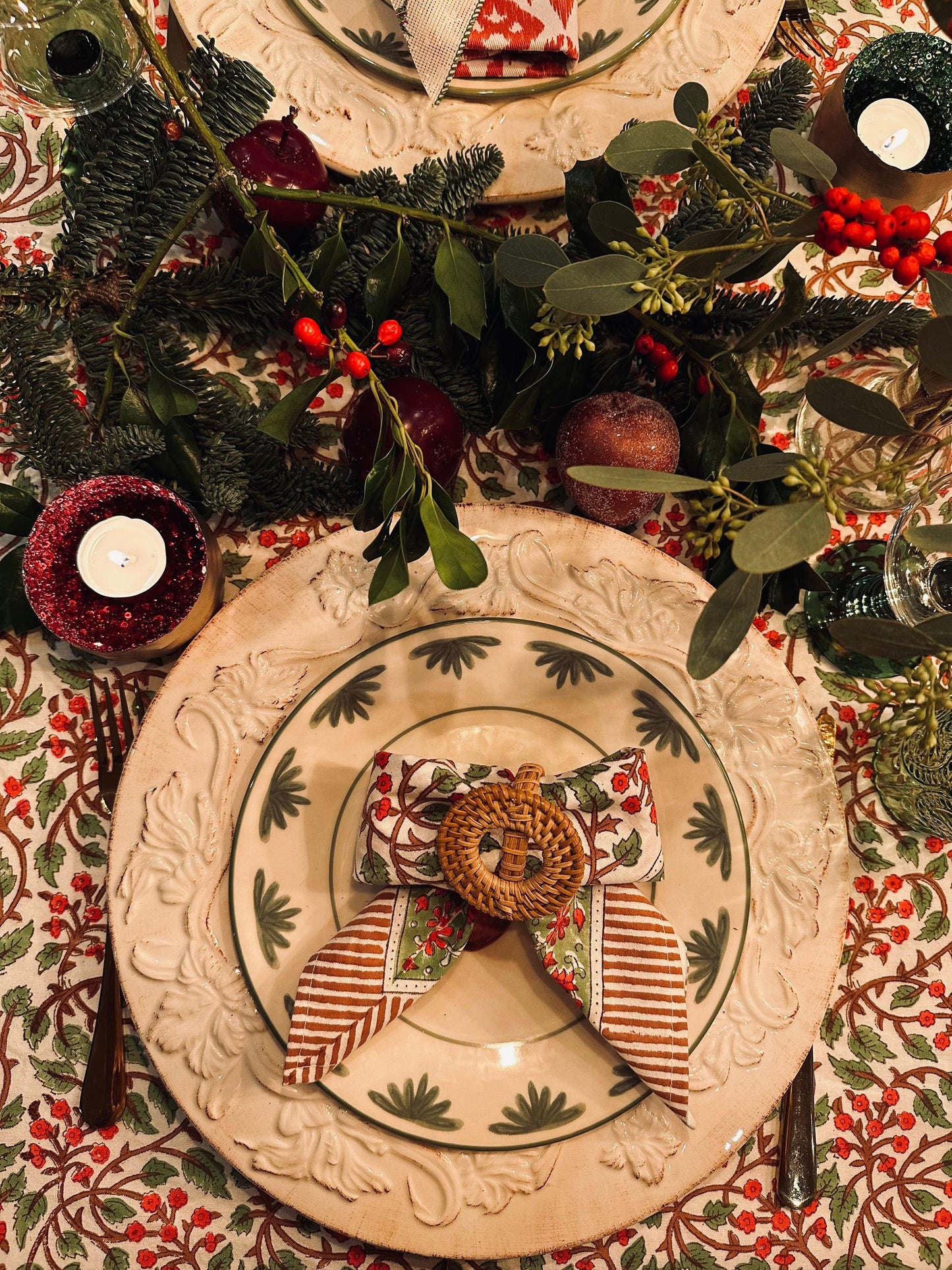 Tafelkleed Indiase blockprint serene wit met groene takjes en rode bloemetjes - Frank Styling