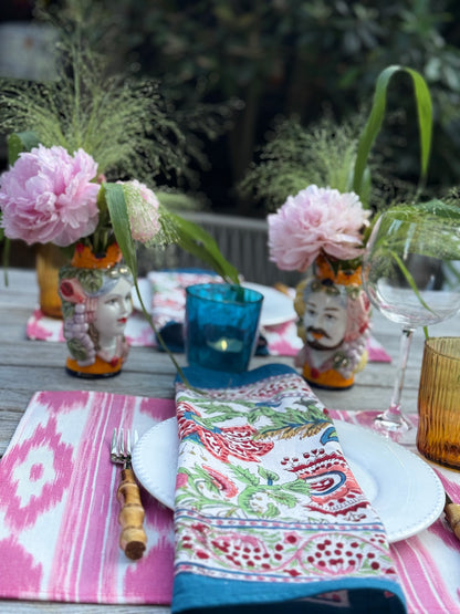 Katoenen servetten blockprint bloemenmotief fuchsia oranje met diep blauwe rand