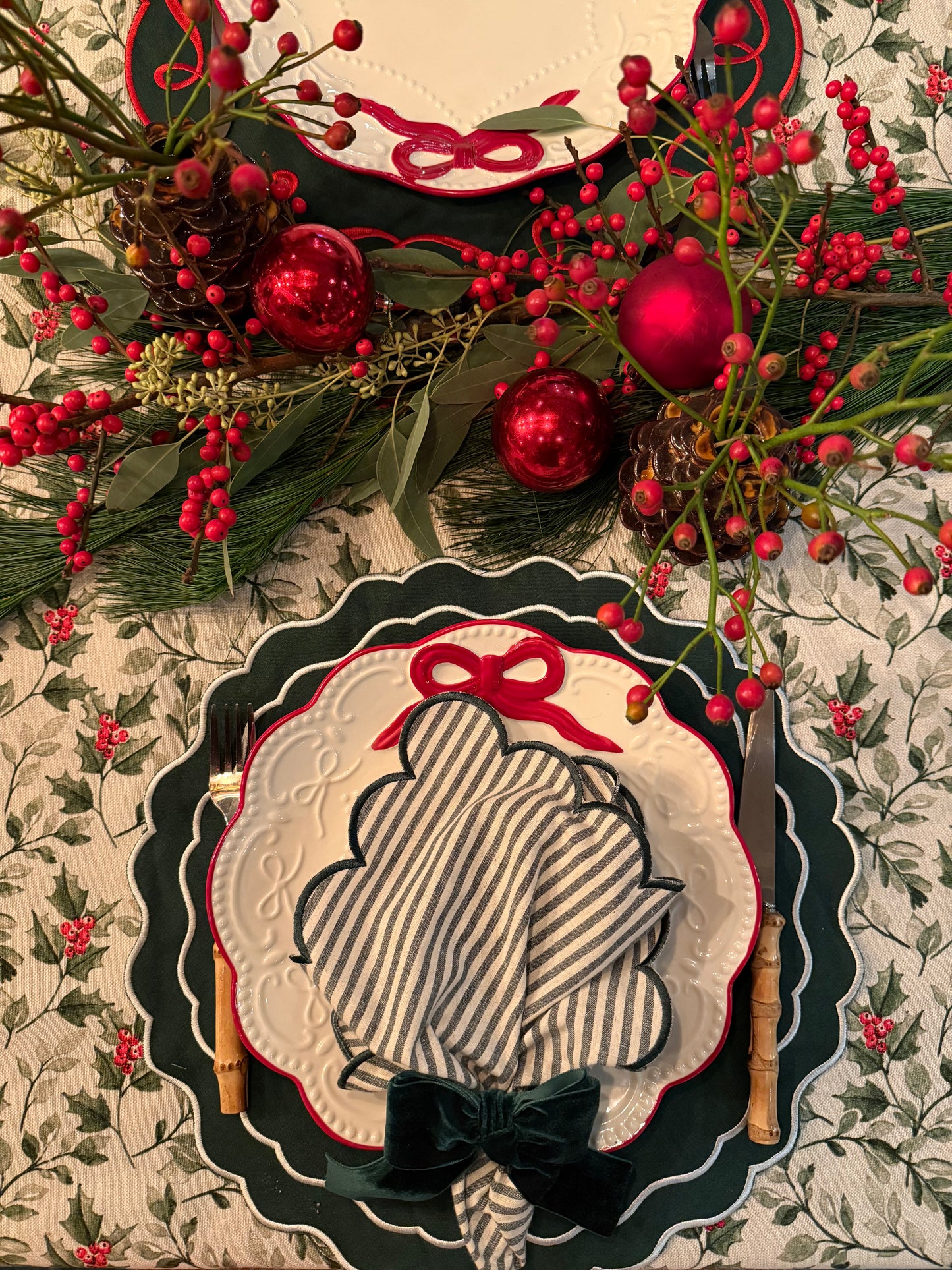 Tafelkleed hulst met rode besjes